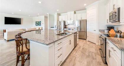 Stunning Home with Private Pool/Pool Spa, Golf Course View, & Home Theater