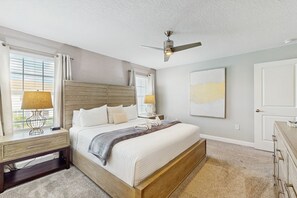 Tabla de planchar con plancha, wifi gratis y ropa de cama
