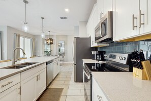 Fridge, microwave, oven, stovetop - Modern townhouse with private pool, resort amenities, themed rooms and more (Kissimmee)