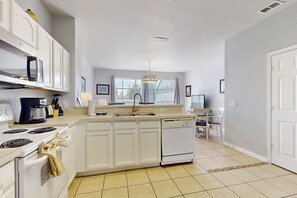 Fridge, microwave, oven, stovetop - Beautiful home with private pool and space for the whole family (Kissimmee)