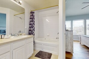 Shower, hair dryer, towels - Beautiful home with private pool and space for the whole family (Kissimmee)