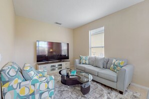 TV - Beautiful home with private pool and space for the whole family (Kissimmee)