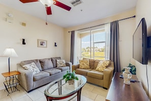 TV, ping pong - Windsor Palms townhome with WiFi, AC, screened patio, pool, hot tub, & tennis (Kissimmee)