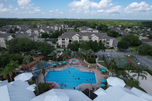 A heated pool - Windsor Palms townhome with WiFi, AC, screened patio, pool, hot tub, & tennis (Kissimmee)