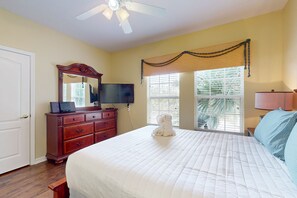 4 bedrooms, iron/ironing board, free WiFi, bed sheets - Gated-entry townhome, with shared pool, central AC, near theme parks (Kissimmee)