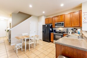 Fridge, microwave, oven, stovetop - Dog-friendly townhouse near Disney with outdoor pool, patio, streaming, W/D, AC (Kissimmee)
