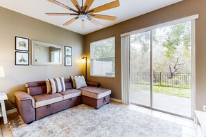 TV, books - Dog-friendly townhouse near Disney with outdoor pool, patio, streaming, W/D, AC (Kissimmee)
