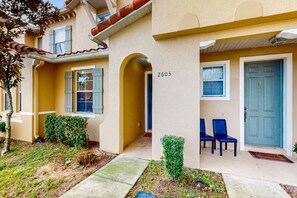 Exterior detail - Dog-friendly townhouse near Disney with outdoor pool, patio, streaming, W/D, AC (Kissimmee)