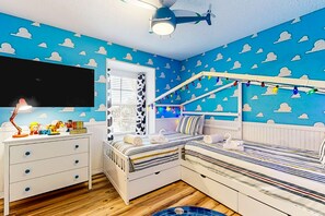 3 bedrooms, iron/ironing board, travel cot, free WiFi - Dog-friendly townhouse near Disney with outdoor pool, patio, streaming, W/D, AC (Kissimmee)