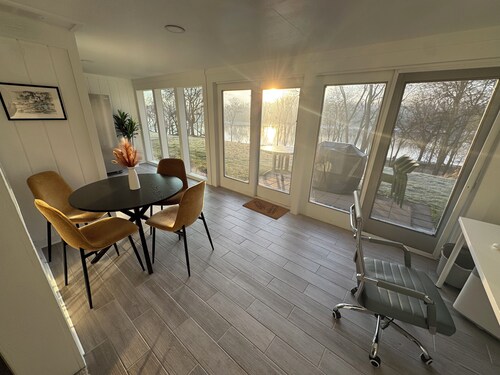 Cozy riverside 1-bedroom retreat in uptown Maumee!