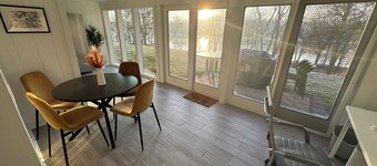 Cozy riverside 1-bedroom retreat in uptown Maumee!