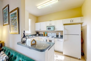 Fridge, microwave, oven, stovetop - Dog-friendly townhouse with heated pool, lazy river, hot tub, game room, BBQ (Davenport)