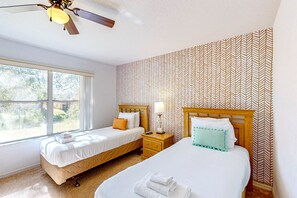 Iron/ironing board, free WiFi, bed sheets - Dog-friendly townhouse with heated pool, lazy river, hot tub, game room, BBQ (Davenport)