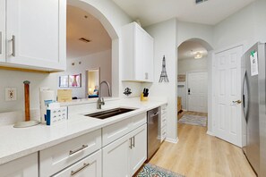 Fridge, microwave, oven, stovetop - Beautiful home with resort pool and space for the whole family (Kissimmee)