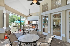 Outdoor dining - Beautiful home with resort pool and space for the whole family (Kissimmee)