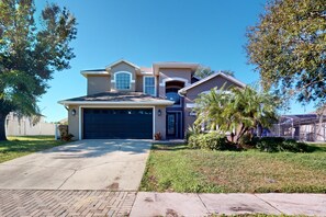 Exterior - Spacious home with game room and mickey shaped pool and gas grill (Kissimmee)