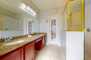 Douche, sèche-cheveux, serviettes fournies