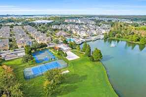 Sports court - Snowbird-friendly condo near Disney & Orlando with outdoor pool, fast WiFi, W/D (Kissimmee)