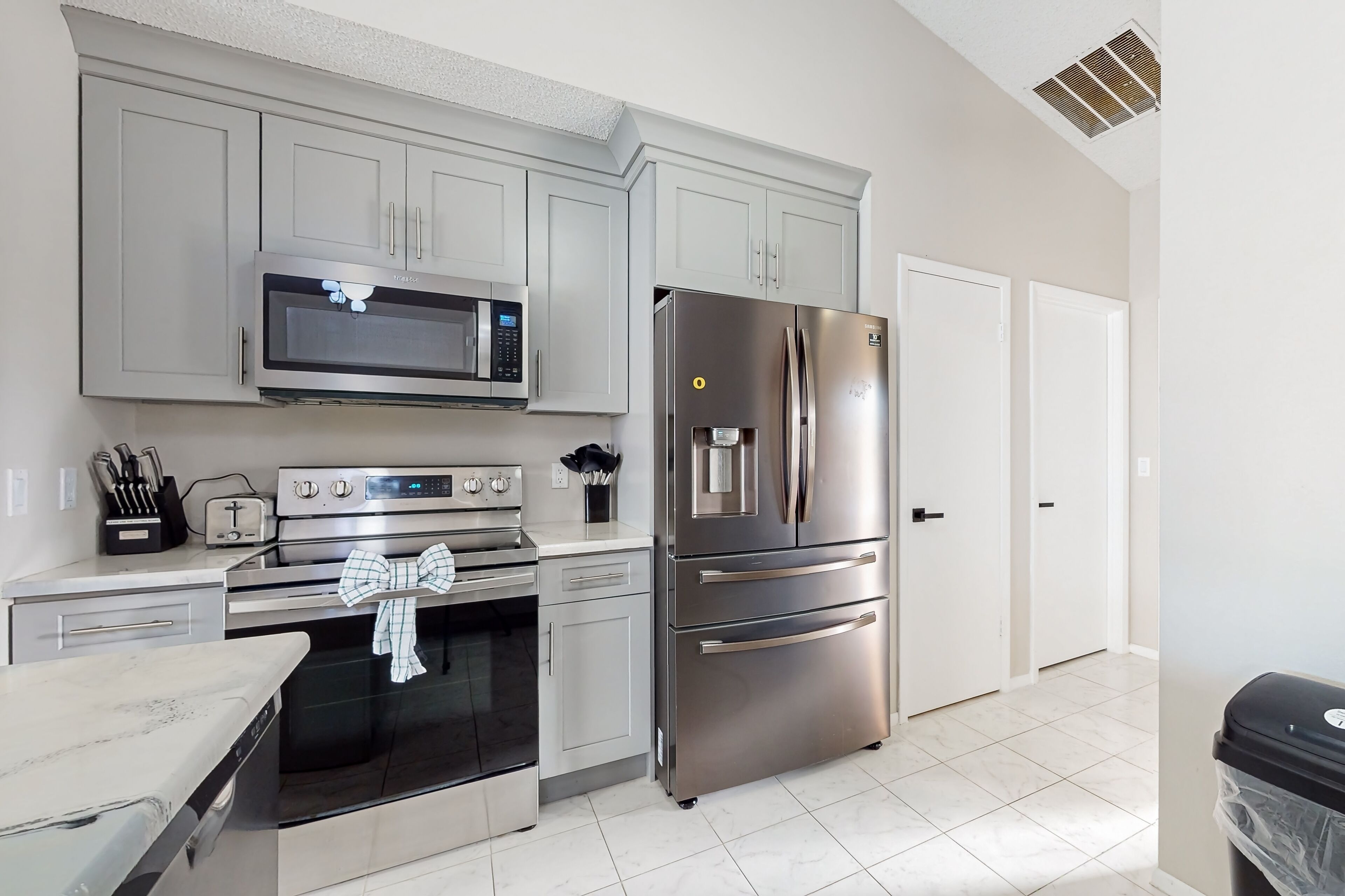 Geladeira, micro-ondas, fogão, cooktop