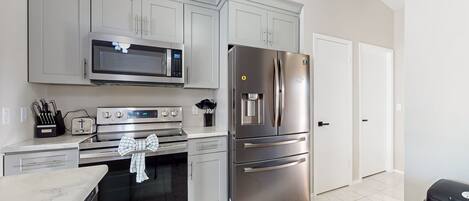 Geladeira, micro-ondas, fogão, cooktop