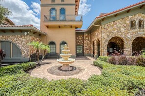 Exterior - Serene condo with a balcony & a washer/dryer plus pools, gym, & game room (Davenport)