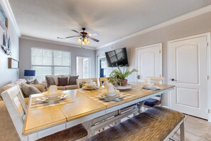 Dining - Serene condo with a balcony & a washer/dryer plus pools, gym, & game room (Davenport)