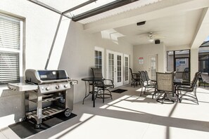 Outdoor dining - Spacious and inviting home with private pool, central AC, and washer/dryer (Kissimmee)