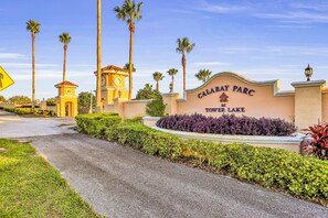 Property grounds - Vibrant modern home with private pool, spa, lanai & expansive game room (Haines City)