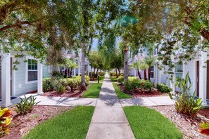 Property grounds - Spacious family friendly home with resort style shared pool (Kissimmee)