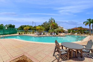 A heated pool - Comfortable townhome near Disney with athletic courts & pool access, patio, & AC (Davenport)