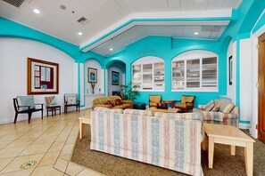 TV - Comfortable townhome near Disney with athletic courts & pool access, patio, & AC (Davenport)