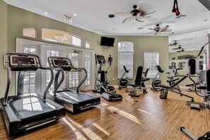 Fitness facility - Sprawling home with pool, pool spa, & game room - athletic court and gym access (Kissimmee)