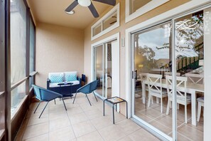 Outdoor dining - Ideally located modern townhome with open layout & pool - snowbird-friendly (Kissimmee)