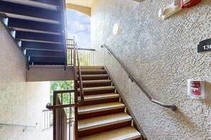 Interior - Dog-friendly condo with balcony, pool, W/D, fast WiFi, gym, children's pool, AC (Kissimmee)