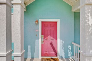 Exterior detail - Spacious condo with themed rooms, foosball table and shared pool (Kissimmee)