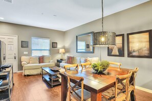 Dining - Luxurious Townhome W/ Free WiFi, Themed Kids Room & Shared Resort-Style Pool (Kissimmee)