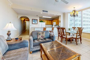 TV - Lakefront resort near attractions with AC, kitchen, hot tub, pool & lake view (Orlando)