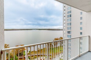 Property grounds - Welcoming lakefront condo with gorgeous lake view, kitchen, AC, pool & hot tub (Orlando)
