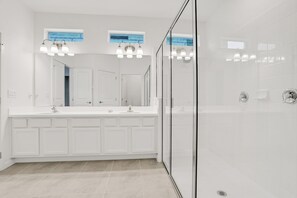 Shower, hair dryer, towels - Dog-friendly home with a heated pool, pool spa, in-home theater, lanai, & patio (Kissimmee)