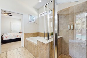 Shower, hair dryer, towels - Beautiful home with private pool and space for the whole family (Kissimmee)