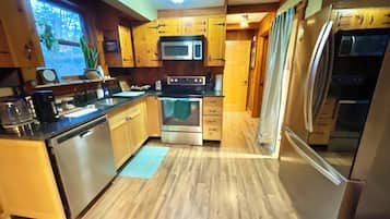 Microondas, horno, placa de cocina y lavavajillas