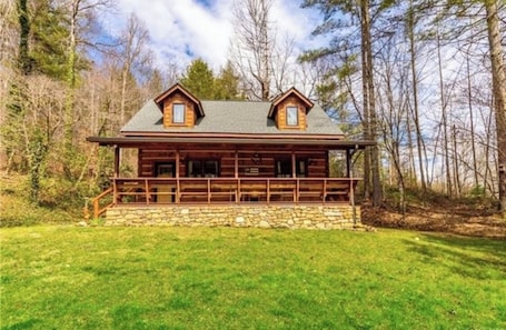 外観. Log Cabin Mountain Retreat, 2-bedroom cabin in Mills River North Carolina