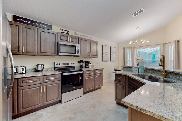 Fridge, microwave, oven, stovetop - Gated home w/ private pool, furnished patio, close to Disney - snowbirds welcome (Kissimmee)