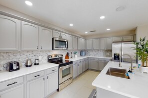 Fridge, microwave, oven, stovetop - Dog-friendly home with lake views, Ping-Pong, air hockey, streaming, W/D, & AC (Kissimmee)