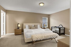 4 bedrooms, iron/ironing board, travel cot, free WiFi - Grand home with private screened pool, grill, streaming, W/D, & AC (Kissimmee)