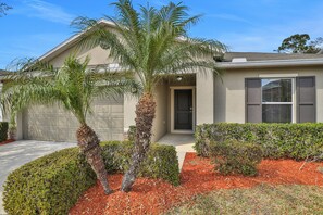 Exterior - Grand home with private screened pool, grill, streaming, W/D, & AC (Kissimmee)