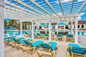 A heated pool - Spacious resort style home w/ enclosed pool, shared pool & hot tub,-dog friendly (Kissimmee)