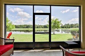 Interior - Delightful lakefront townhome with pool, volleyball, fast WiFi & AC (Kissimmee)