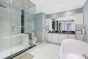 Shower, hair dryer, towels, soap - Modern 3BR Home in Stouffville | Quiet & Spacious (Gormley)
