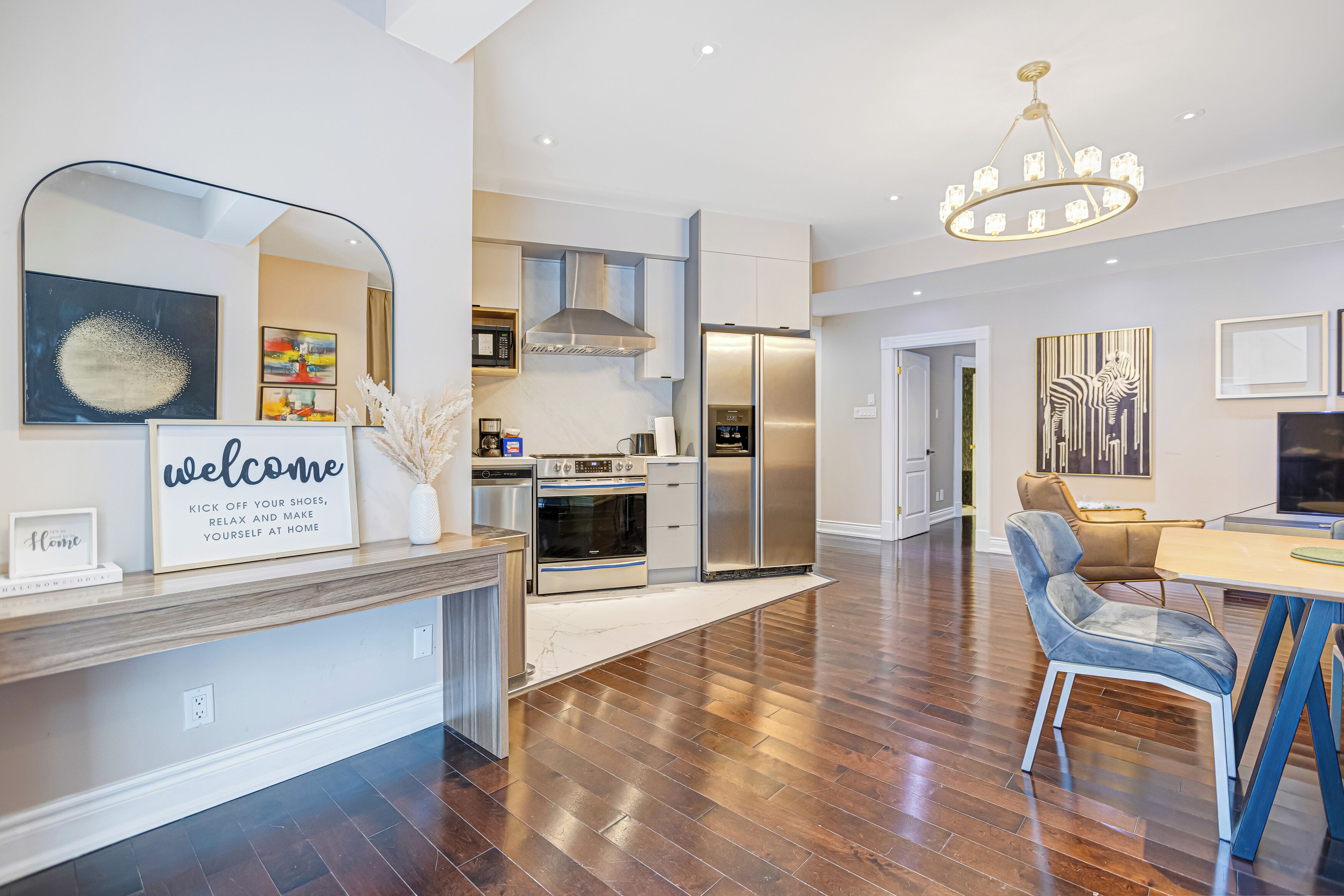 Frigorífico, microondas, placa de cocina y lavavajillas